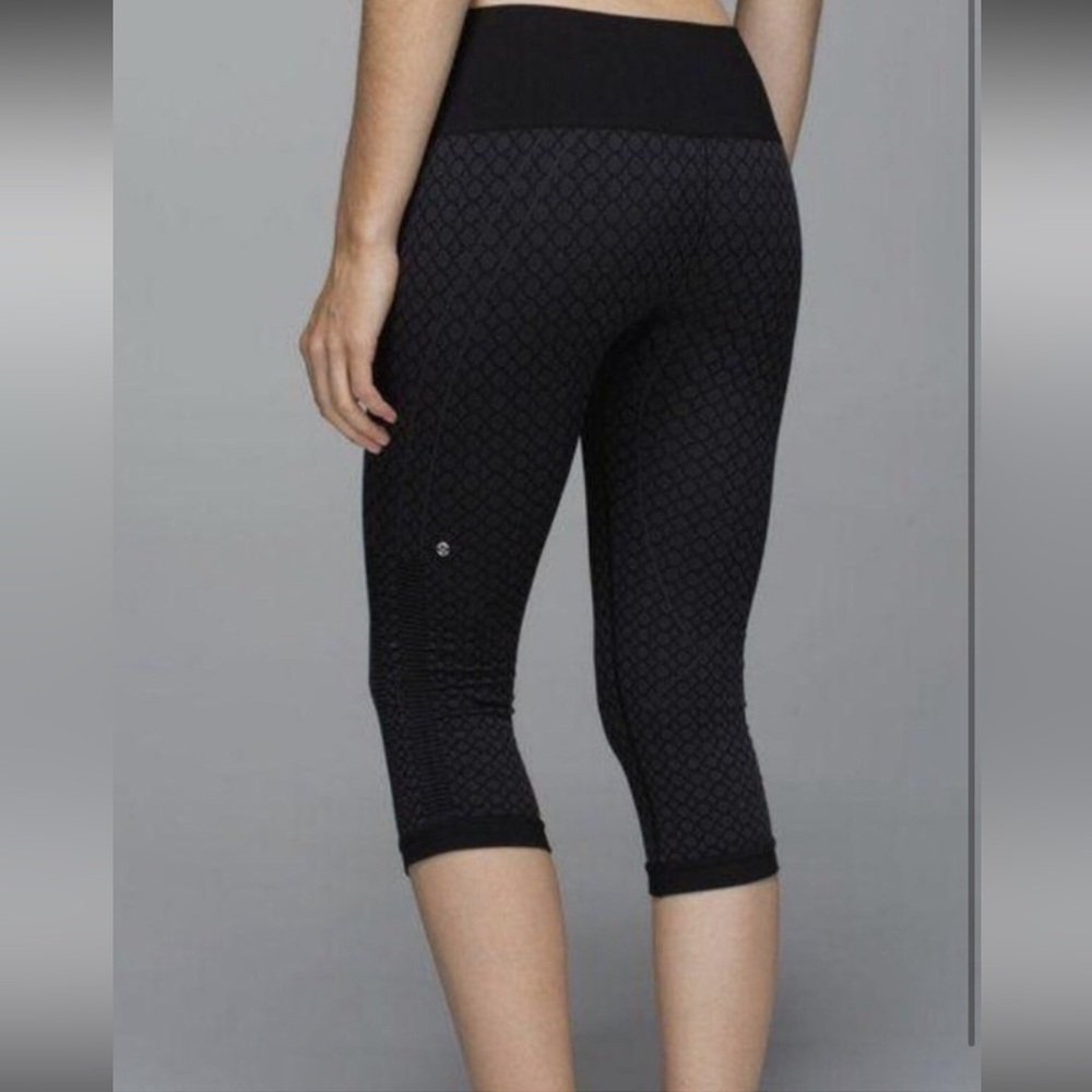 Lululemon Black Jacquard Capris | Ruched Waist Cropped Leggings Size 6